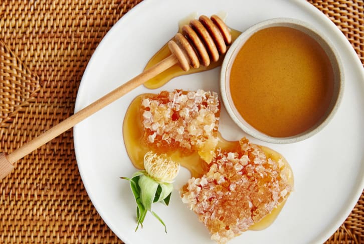 Manuka Honey Guide: How It Can Help With Gut Health, Insomnia, Allergies & More