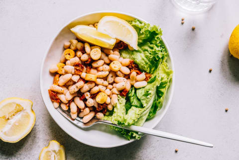 Delicious cannellini salad with sundried tomatoes